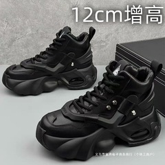 COSステルス内高さ12cm 10cm 8男は厚い底のお父さんの靴の純粋な黒の武士のリベットの高い靴を合わせます。
