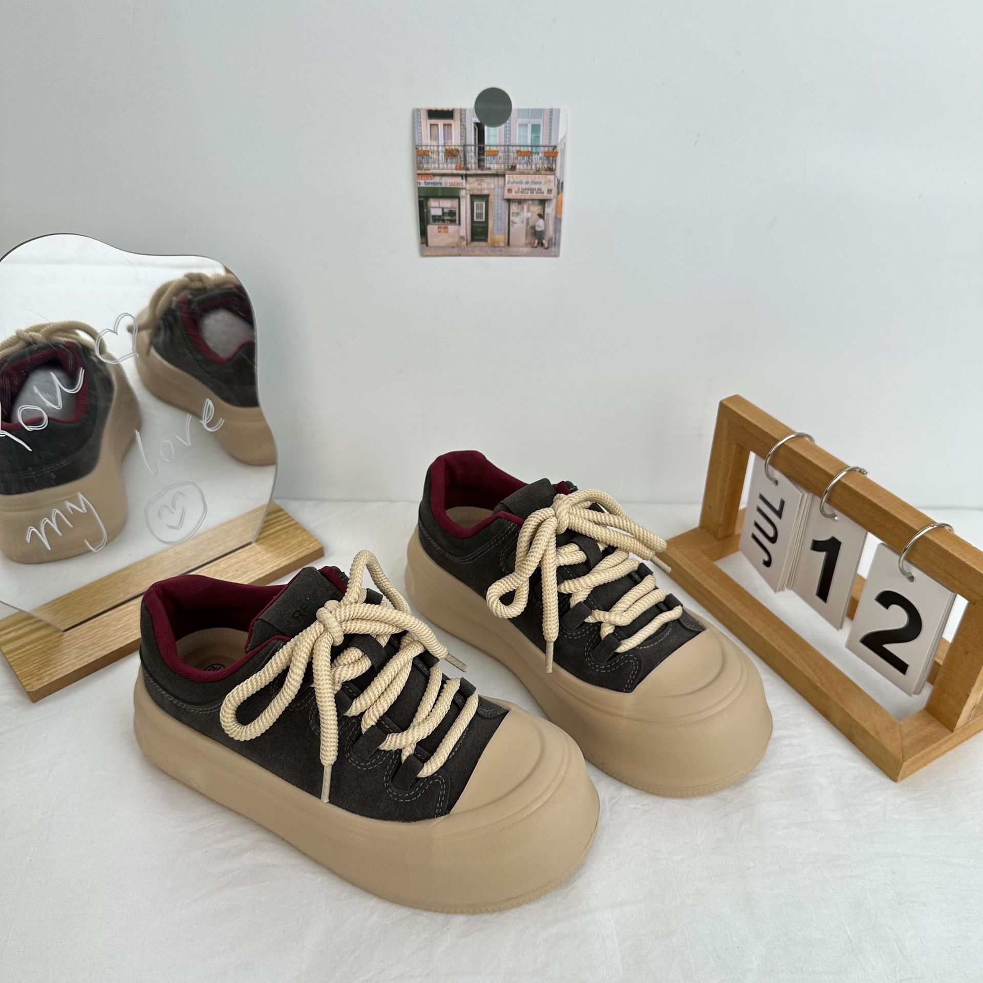 Los zapatos de skate retro americanos de cabeza grande para mujeres 2024 otoño nuevo cordón de cabeza redonda de moda zapatos de skate antideslizantes de suela gruesa A9870