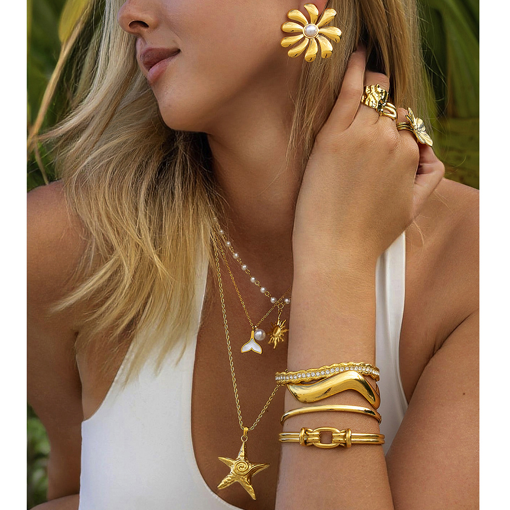 Jie Ding Accesorios de collar de perlas de acero inoxidable europeo y americano Pulsera apilada de alta calidad Flor Anillo de acero de titanio Joyería transfronteriza