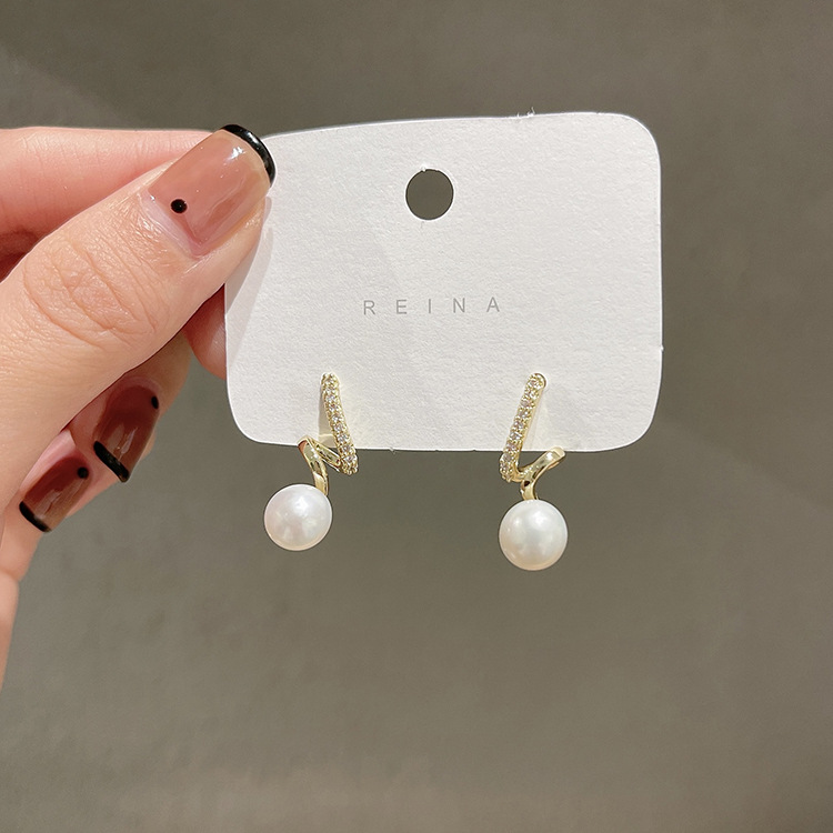 Korean Pearl 2021 New Trendy Niche Design Autumn And Winter Earrings Women Wholesale display picture 9