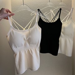 ストライプが痩せていて、底のストラップのベストが震えています。