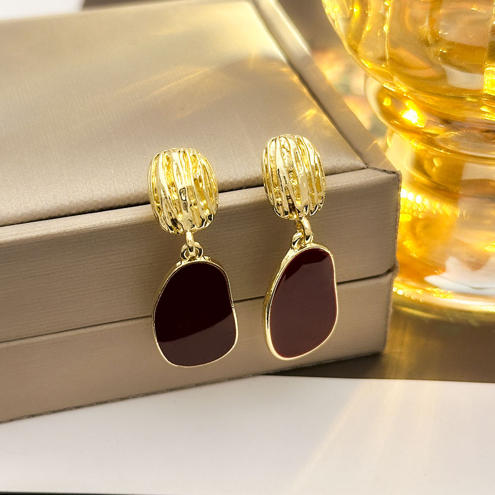 Estilo de Hong Kong Aceite de goteo Pinza de oreja roja angoleña geométrica sin piercings Pendientes de temperamento de alta gama de lujo ligero Pendientes de nicho de moda