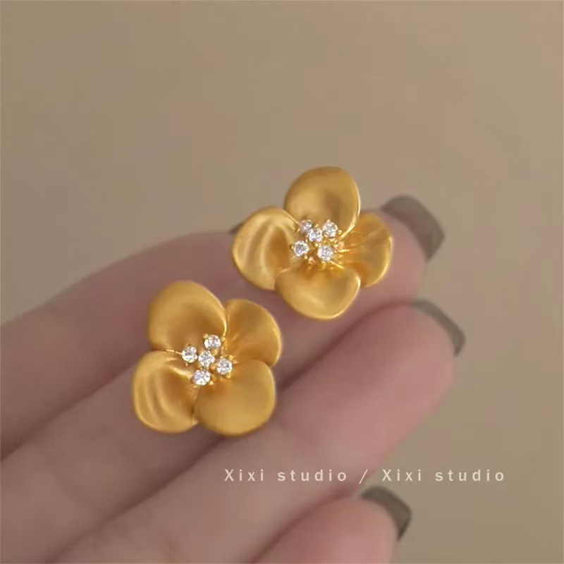 Pendientes de flores tridimensionales con lentejuelas de aguja de plata Pendientes de lujo ligero de alta gama de moda de nicho Pendientes de viento frío al por mayor