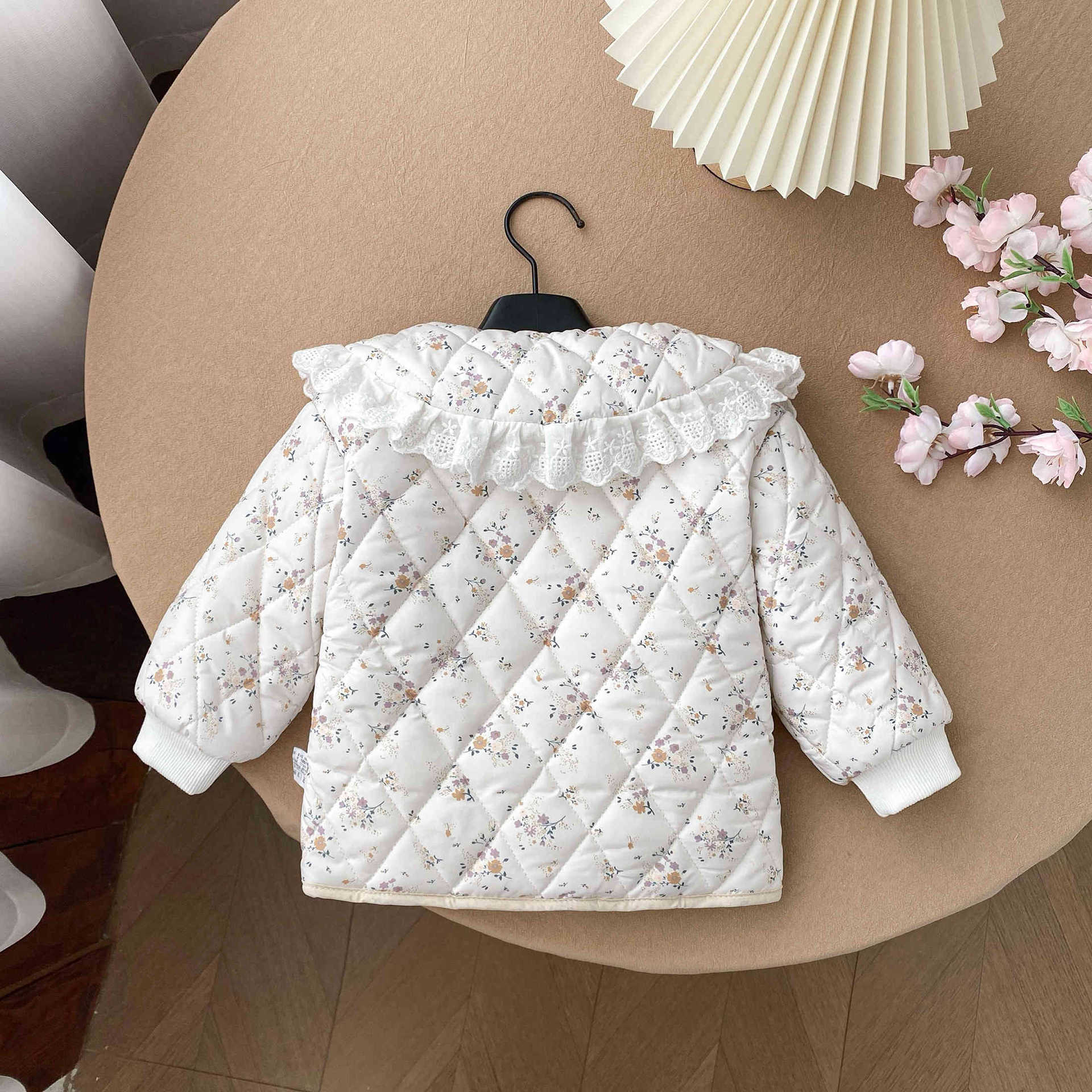 Ropa de bebé invierno niña estilo occidental chaqueta acolchada floral chaqueta acolchada de algodón ropa exterior niña de un año ropa de invierno