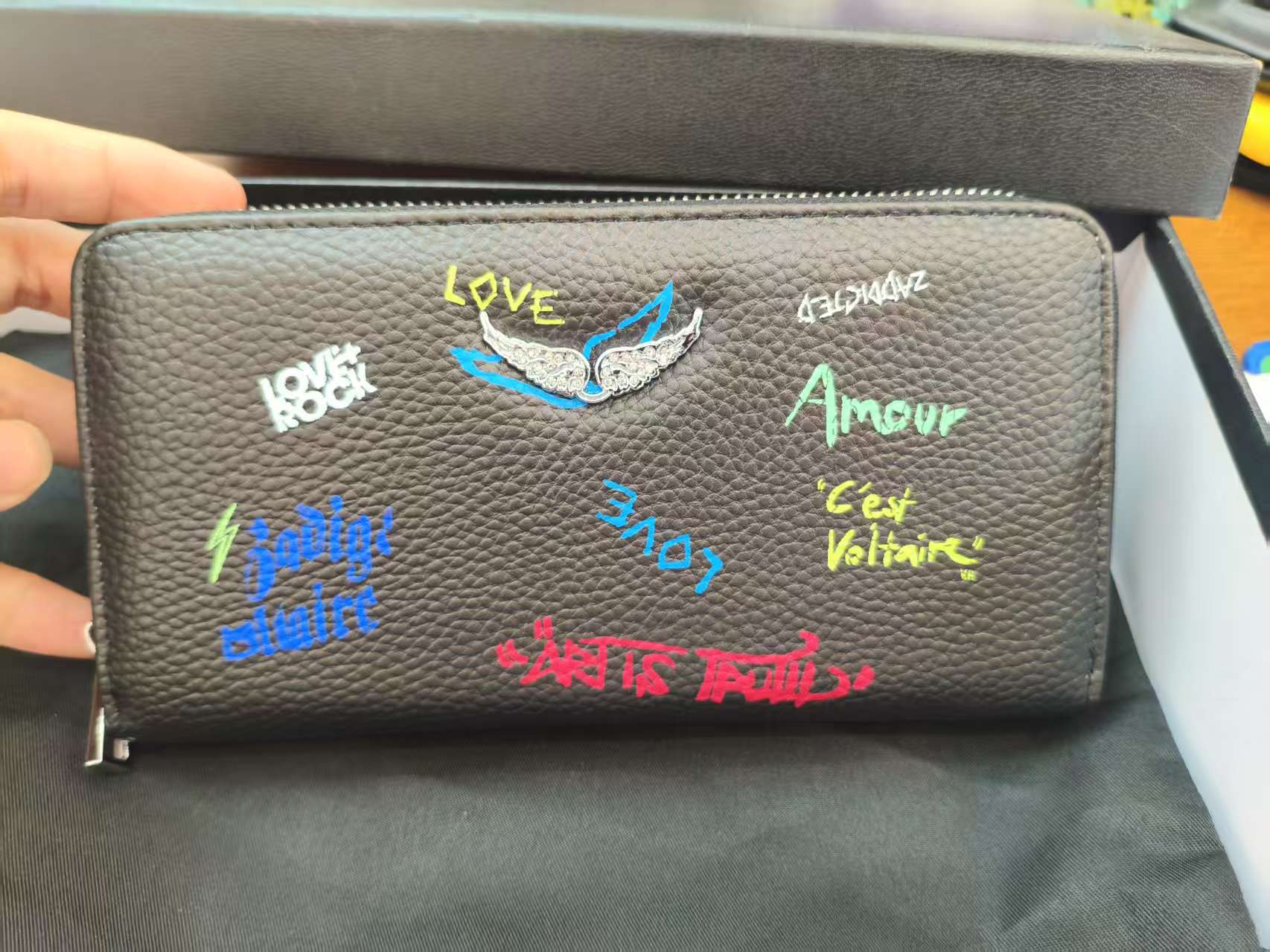 Letras de color negro 19cm.