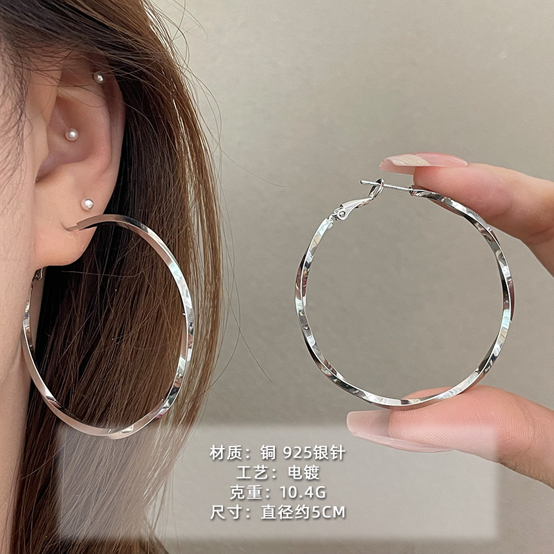 2025 nuevo estilo verano de moda anillo plateado círculo negro círculo fino temperamento europeo y americano aretes dorados de todo fósforo