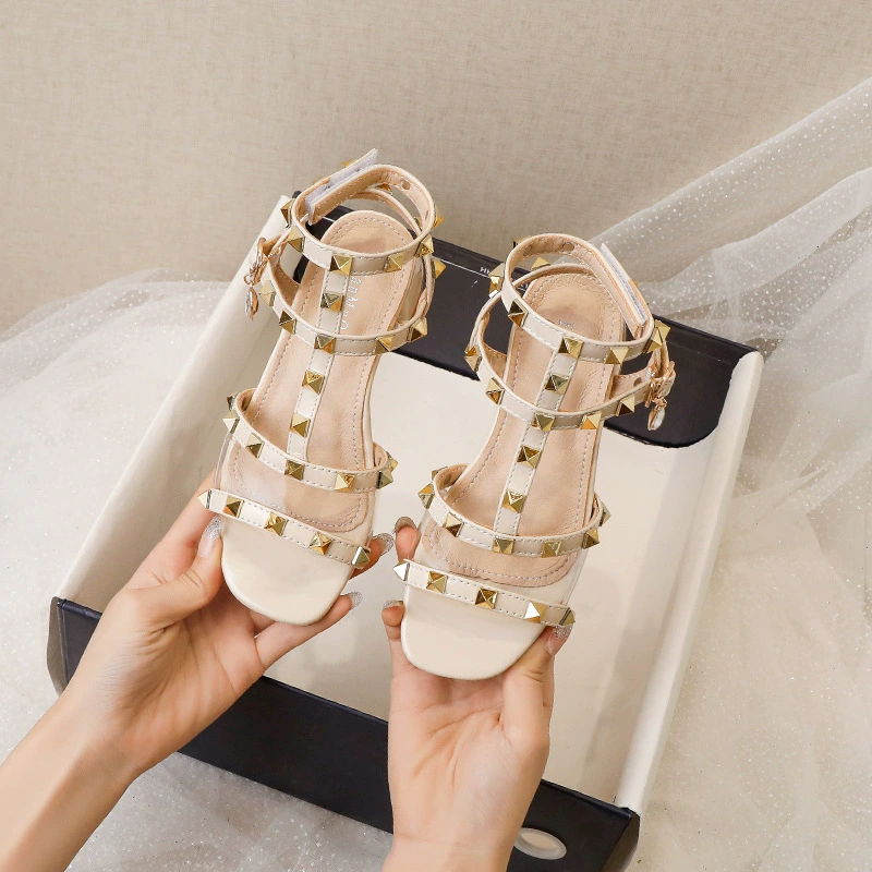 Элегантный стиль модные сандалии для женщин 2022 Весна и лето новые модные низкие каблуки полые заклепки пряжки универсальная детская обувь для женщин