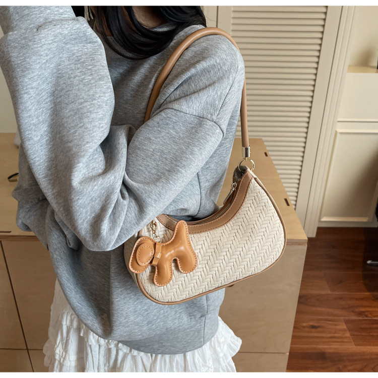 This is a new, trendy and fashionable, simple and retro commuting bag for women in 2025, featuring a soft leather bag with a high-quality texture undefined