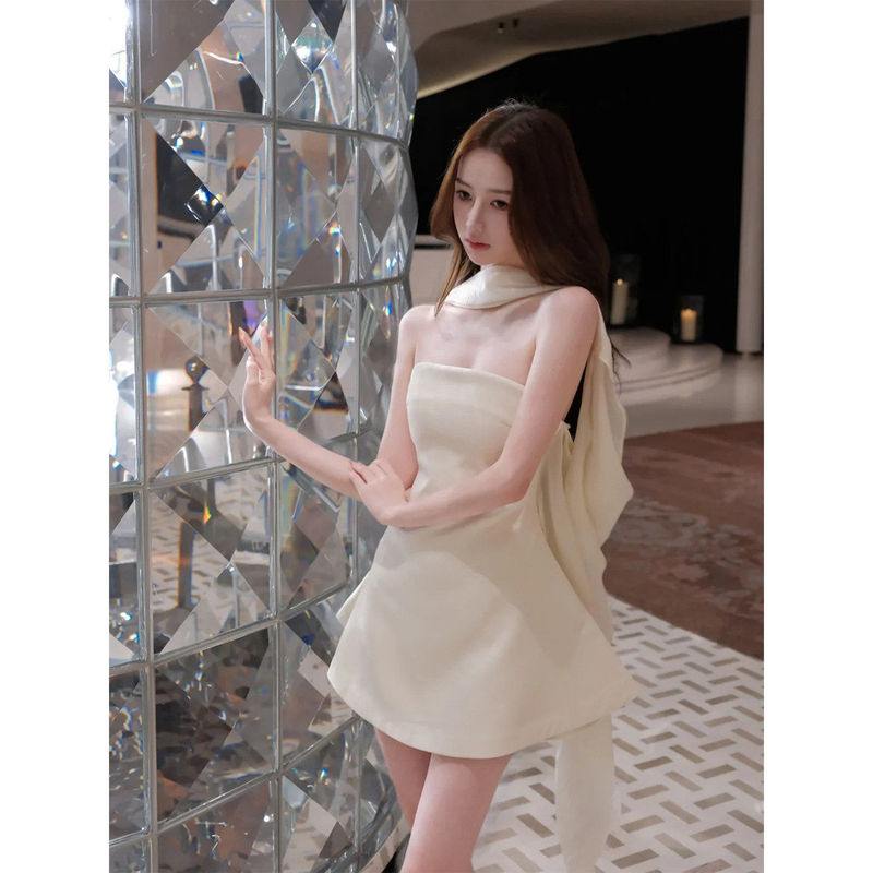 French-Style Elegant White Cocktail Dress, Sexy Strapless Dress for Women, with a Design Featuring Ribbons, Halter Neck, Waist-Cinching, and A-Line Short Skirt