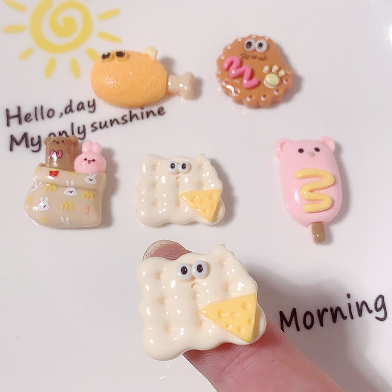 Caricatura brillante cara extraña comida DIY accesorios de resina joyas hechas a mano pinzas de pelo de casco de teléfono celular taza de agua tocado al por mayor