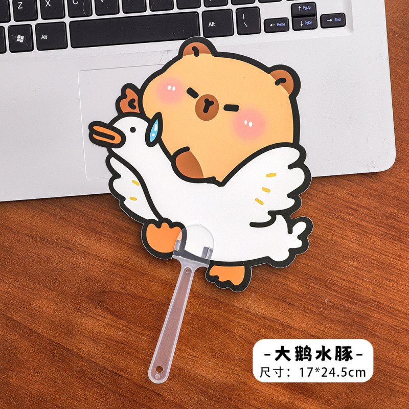 カピバラ異形扇子夏アニメカピバラは小さな扇子を持ってかわいいプレゼントの子供扇子を押している|undefined