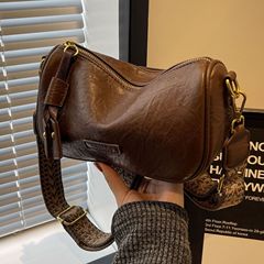 今年の女性のための人気の小さなバッグ春多用途2025新しいファッションブロードバンドショルダークロスボディバッグレトロピローバッグ