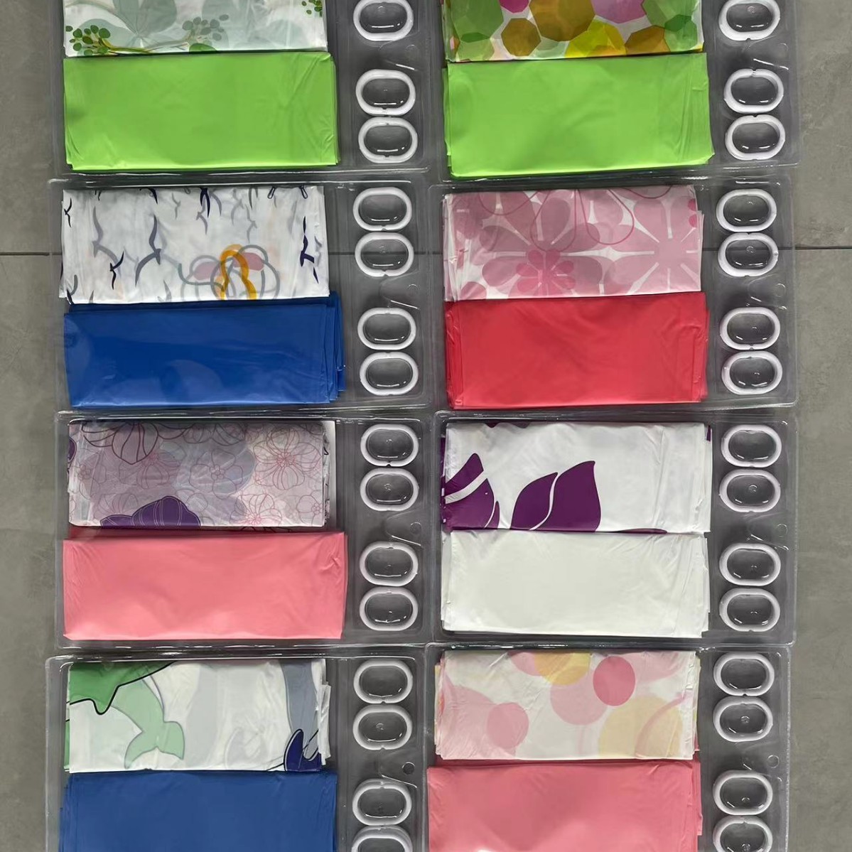 Cortinas de ducha impresas de PE al por mayor en existencia con juego de anillos para cortinas de ducha, cortinas desechables impermeables y prácticas, disponibles en varios diseños.