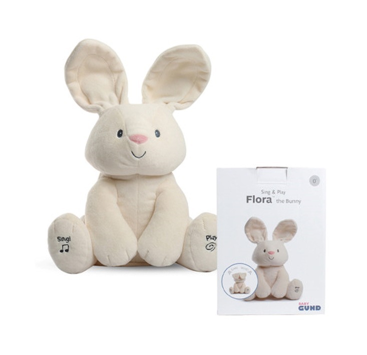 アメリカのbaby gundの誕生日熊熊の誕生日おめでとう歌はろうそくを吹いて赤ちゃんの子供のぬいぐるみをなだめる