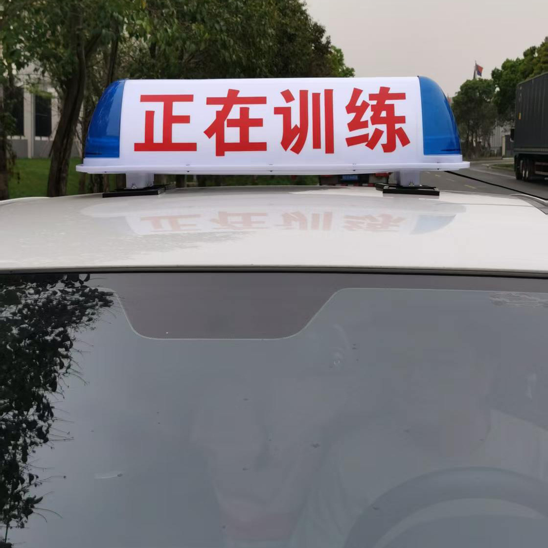 Cross-border best-selling magnetic LED roof light for coaches, taxis, and dump trucks, 120 km/h speed