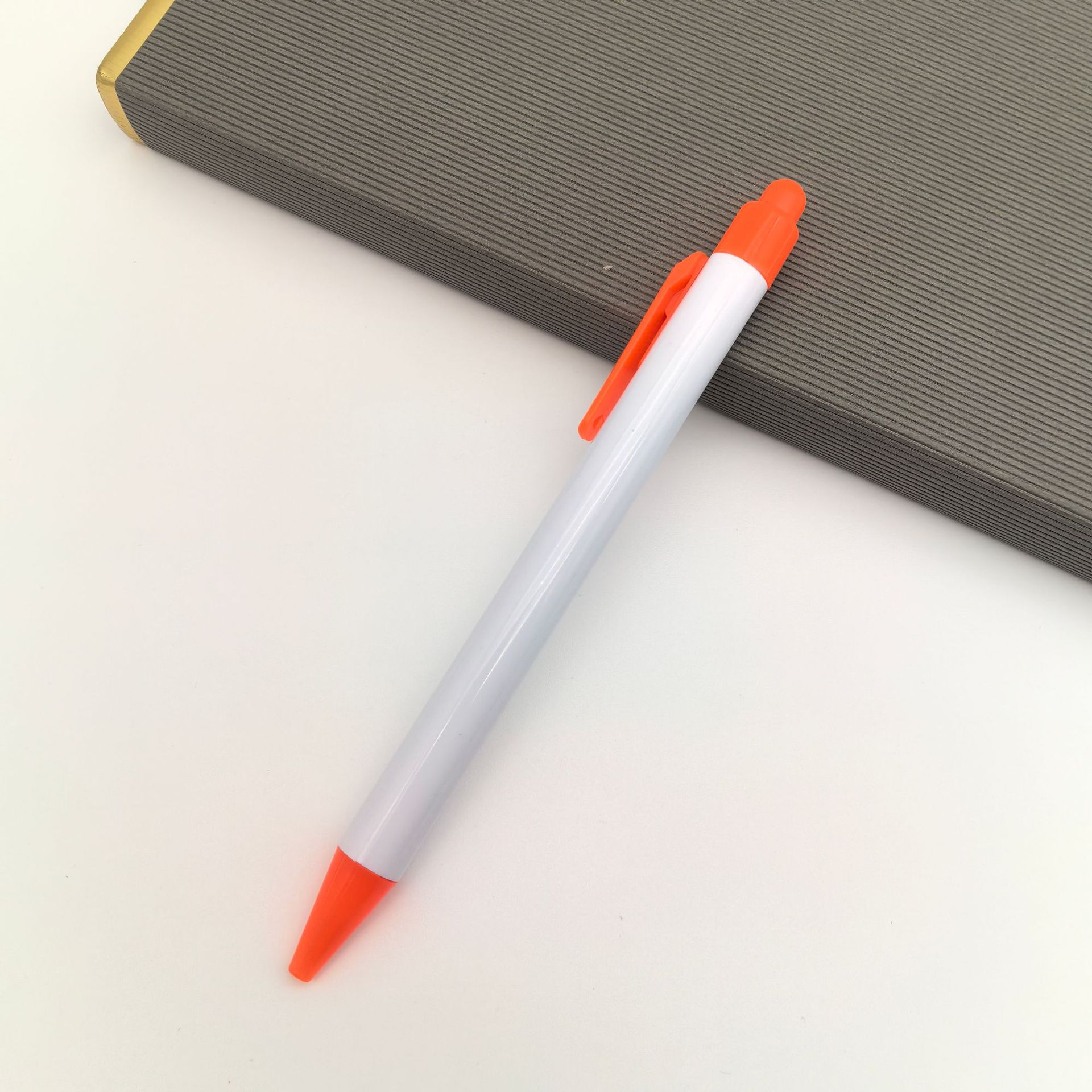 La parte superior de la bolígrafo de muñeca se puede instalar en la película de muñeca tridimensional de la bolígrafo publicitario DIY personalizado