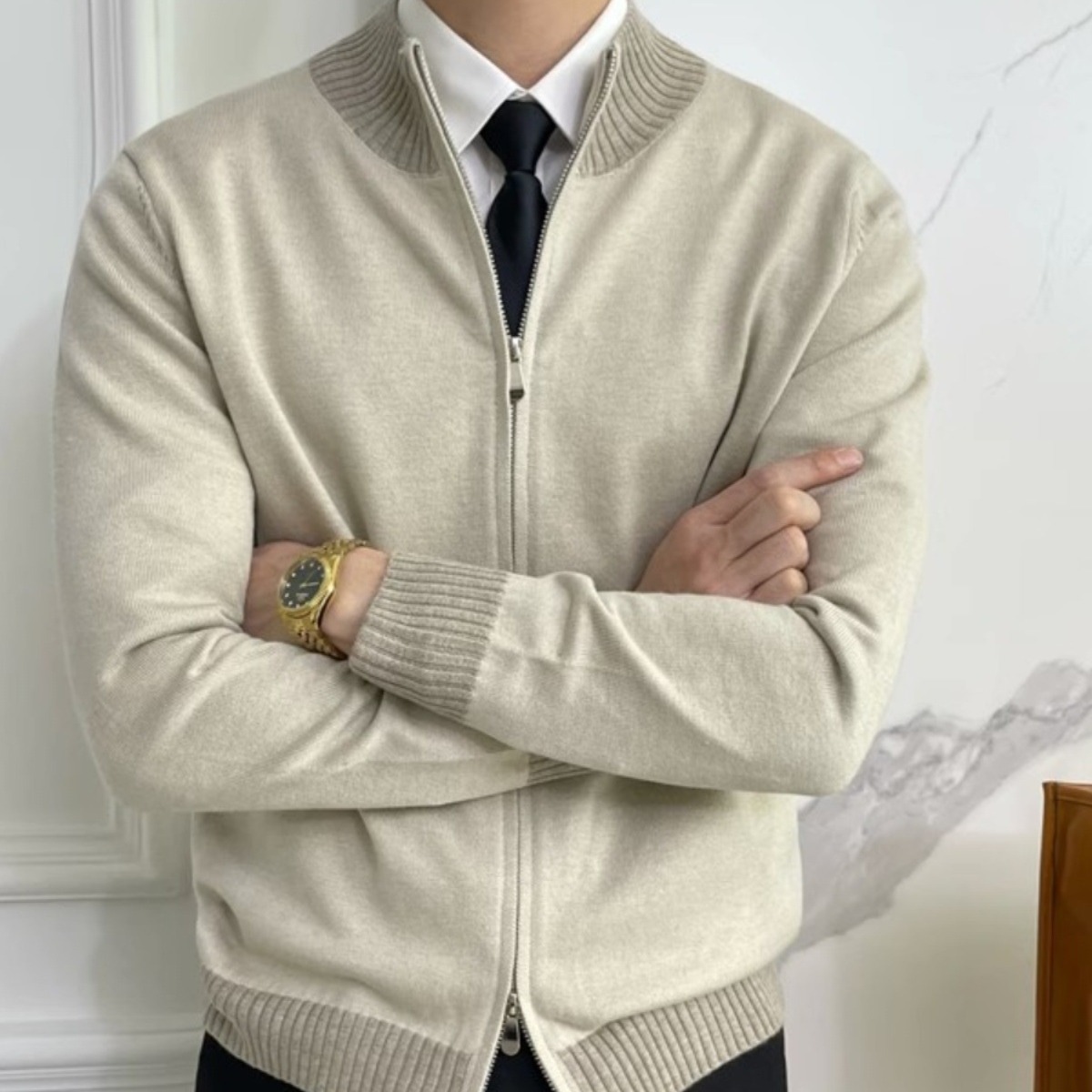 Contrast-Zip Knit Cardigan – Slim-Fit British-Inspired Men’s Sweater (Breathable Polyester, Stand Collar, Badge Detail, Navy/Light Beige, M-XXXL)​_viptrois.com