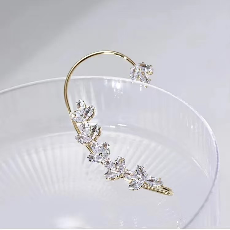 New Sparkling Leaf Ear Hooks and Ear Clips Without Pierced Ears 2025 Cool Style High-End Ear Bone Niche High-End Earrings