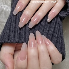 純粋な手作りの光線治療はネイルアートを着用します。