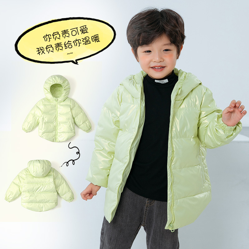 Invierno nuevo pequeño y mediano niños y niñas con capucha color sólido abajo chaqueta pato blanco abajo acolchado