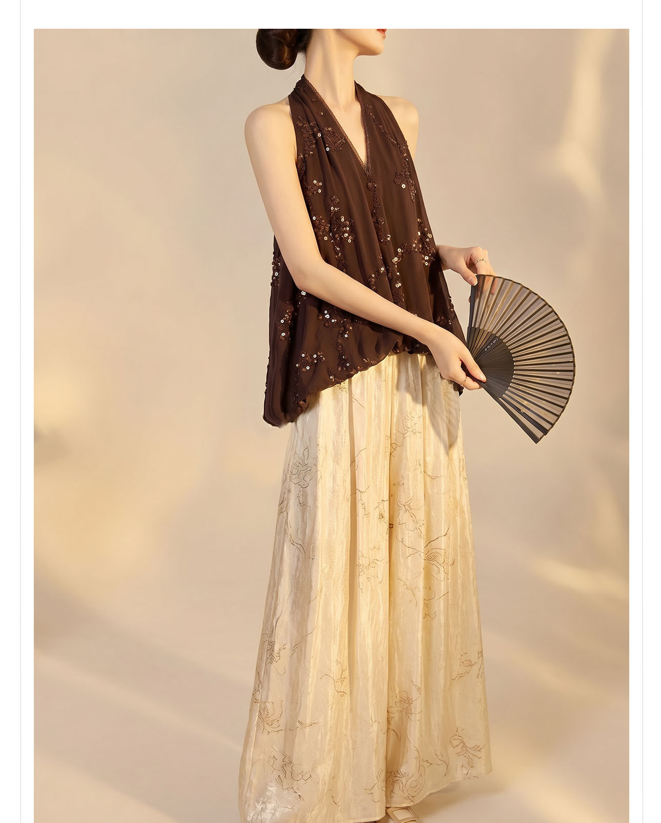 Áo cổ yếm V cổ chiffon thêu sequin không tay form rộng — Sữa hạnh nhân chi tiết 7