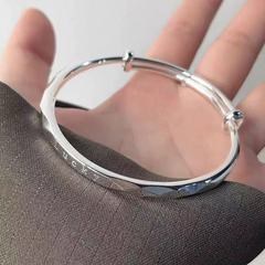 Douyinの人気の新しいファッションニッチラッキーブレスレットは、女性向けのプッシュプルブレスレットで、若くて多用途です。