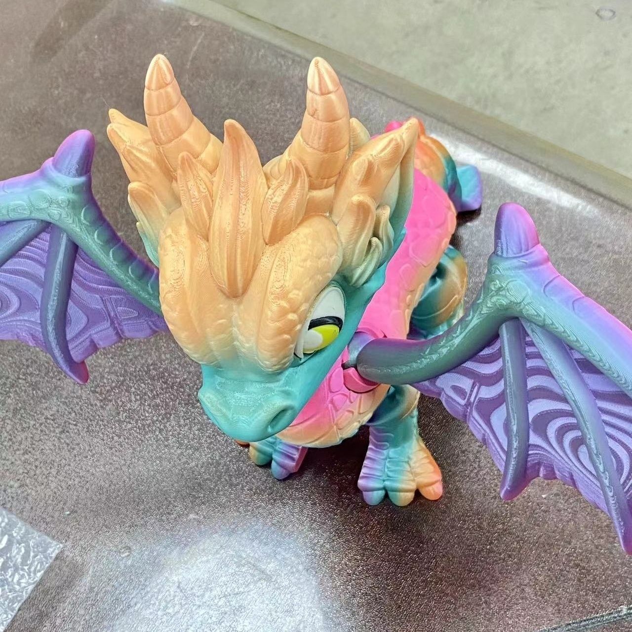 날개가 있는 큰 날아다니는 용 1개 - 다채로운 임의 색상