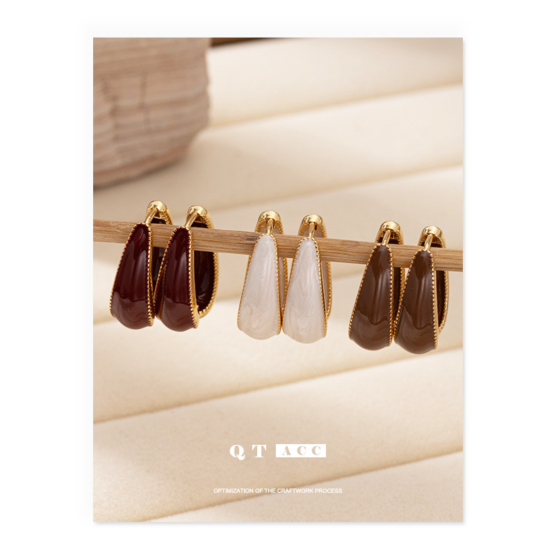 Un sentido de alta calidad de los pernos de aceite hechos a mano, estilo de moda, estilo de viaje de otoño y invierno, pernos de orejas para mujeres lujosos y de alta calidad.