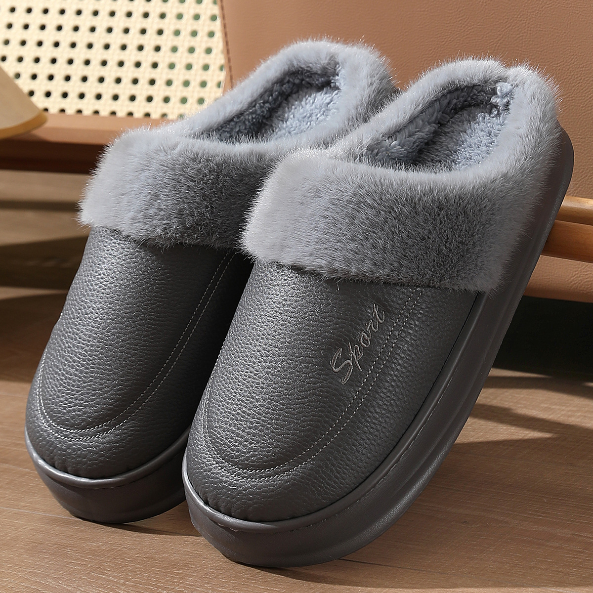 thumbnail image 1 of Zapatillas de algodón de invierno para hombres tamaño extra grande 2024 nuevo uso en el hogar Superficie de PU interior antideslizante cálido más zapatillas de algodón con fondo grueso de terciopelo, 1 of 5