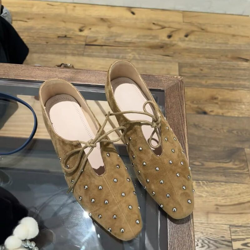Giày búp bê nữ đế bệt mũi vuông buộc dây đính đinh tán phong cách Pháp, dễ phối đồ đi làm — Màu lạc đà, Màu nâu cà phê