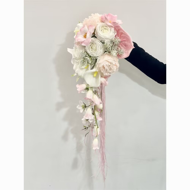 高級感のある結婚式のピンクのシミュレーションの花の滝の金の手は花の新婦を持って証明書を受け取ります。|undefined