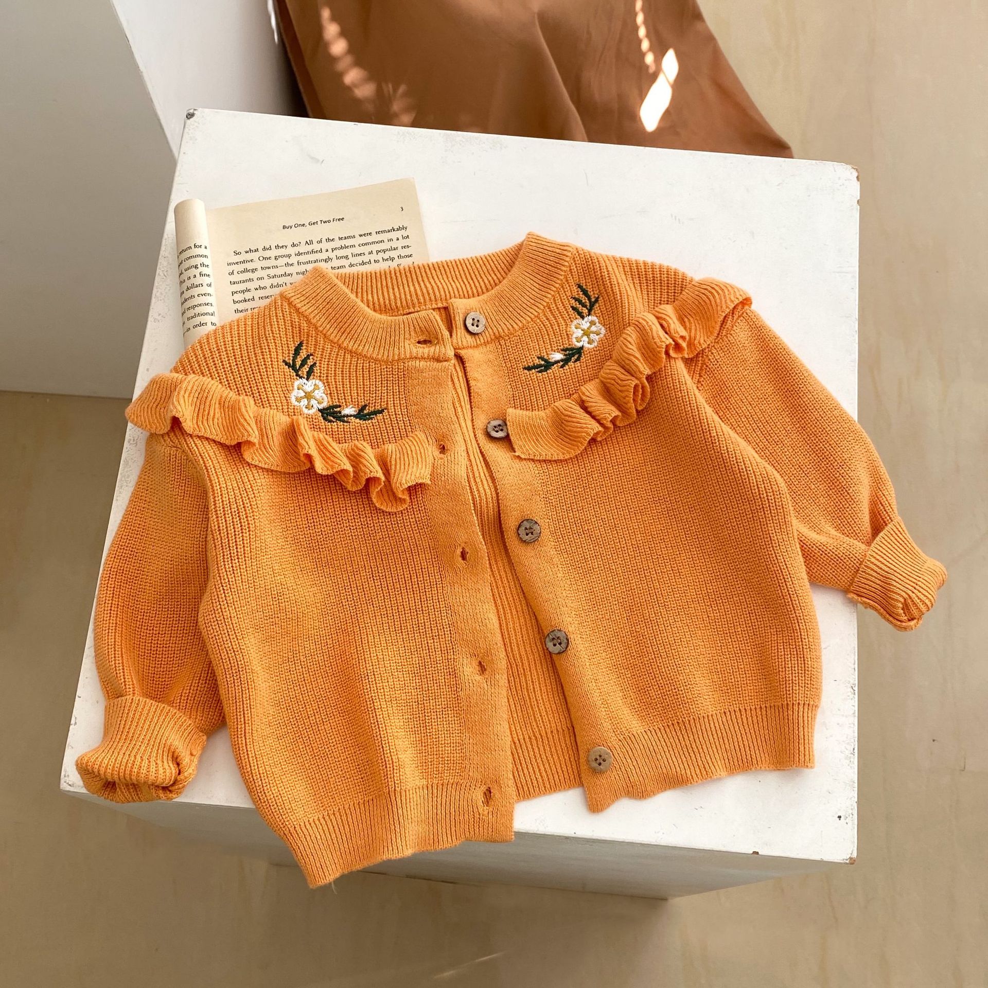 2024 Herbst-Outfit für Säuglinge, Kleinkinder, Mädchen, Babys, mit einer stilvollen bestickten Rüschenrandjacke und_voghion.com