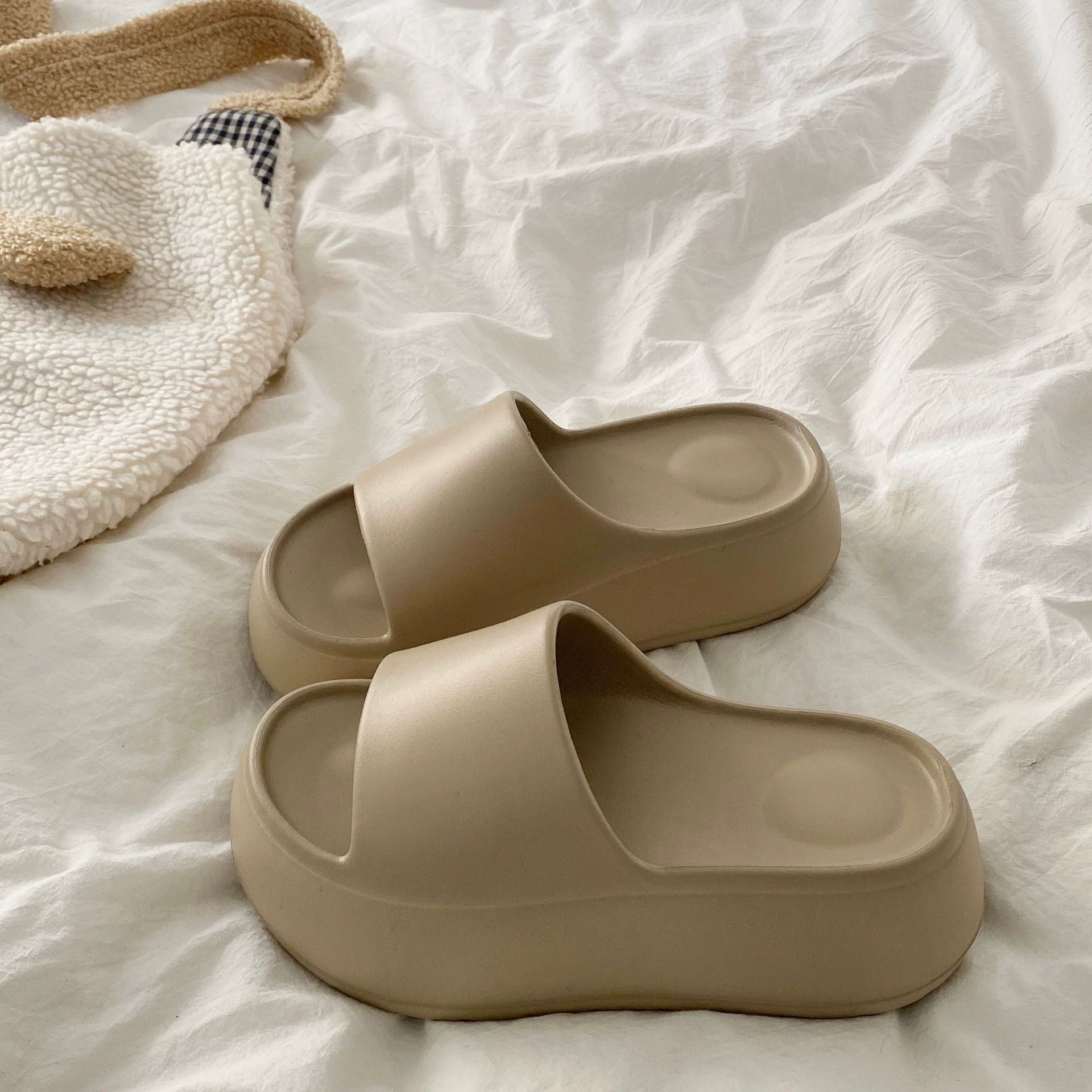 Наступая на фекалии, тапки на толстой подошвы женщины 2025 новый летом носить EVA мягкое дно, чтобы увеличить пляжные нескользящие холодные тапочки женщины