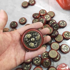 紫檀木はお金を回して、木製のハンドルをマッサージ器で遊んでいます。