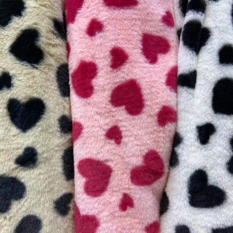 En stock imitación de piel de conejo Pequeño amor impresión tela conejo felpa tela pollo corazón impresión ropa zapatos y sombreros bufanda tela