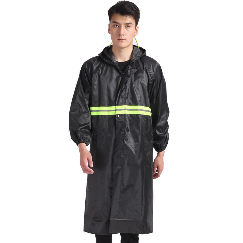 Una chaqueta de lluvia larga y gruesa a prueba de tormentas de todo el cuerpo caminando en servicio sanitario al aire libre chaqueta de lluvia de emergencia reflectante