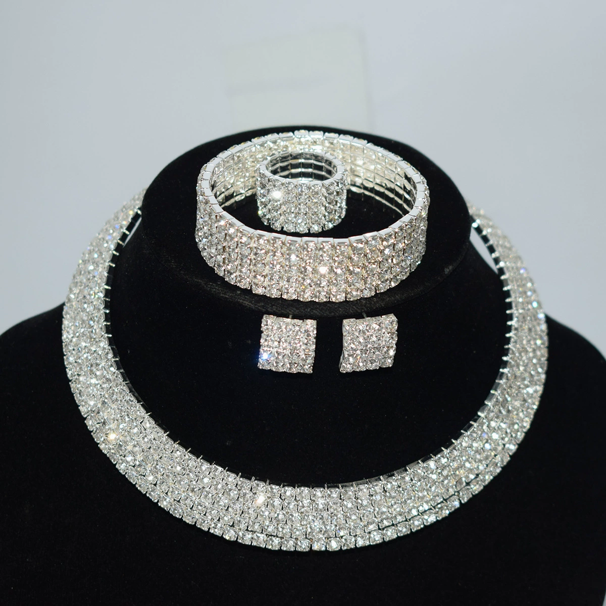 Accessory for bride, choker, bracelet, earrings, set, necklace, chain, gold and silver