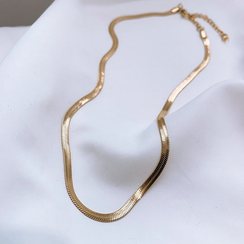 Colar feminino em aço titânio com pingente de pequeno tijolo dourado, estilo nicho leve e luxuoso de 2025, corrente de clavícula sofisticada para suéter._voghion.com
