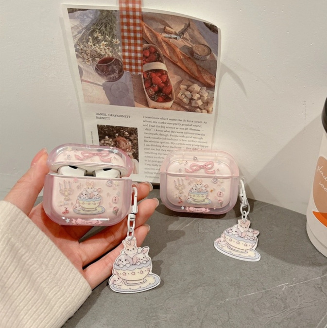 Apple quloqchinlari, AirPods Pro 3 va bantlar uchun pushti pari mavzusidagi yoqimli choy stakani shaklidagi quyoncha tort qutisi.