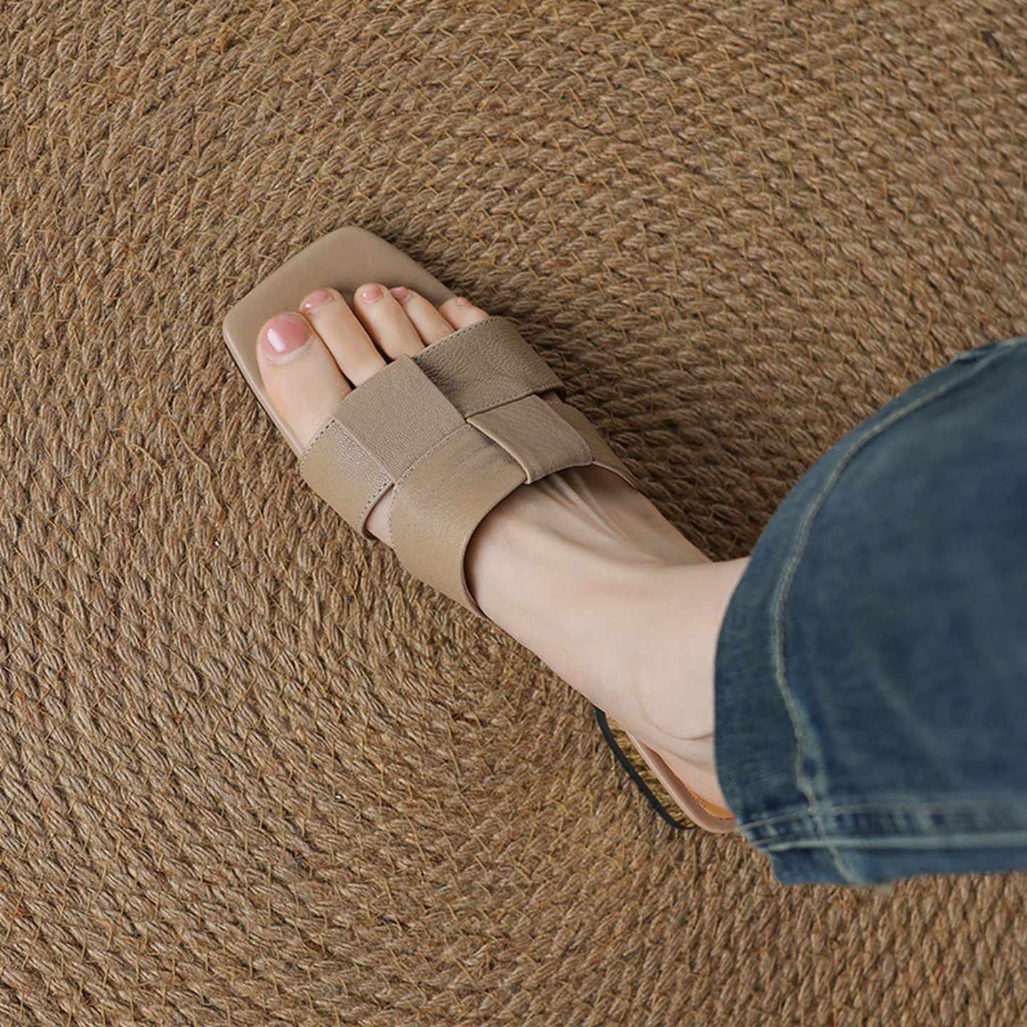 Dép sandal nữ quai chữ V đan mũi vuông hở ngón gót thấp — màu trắng ngà chi tiết 5