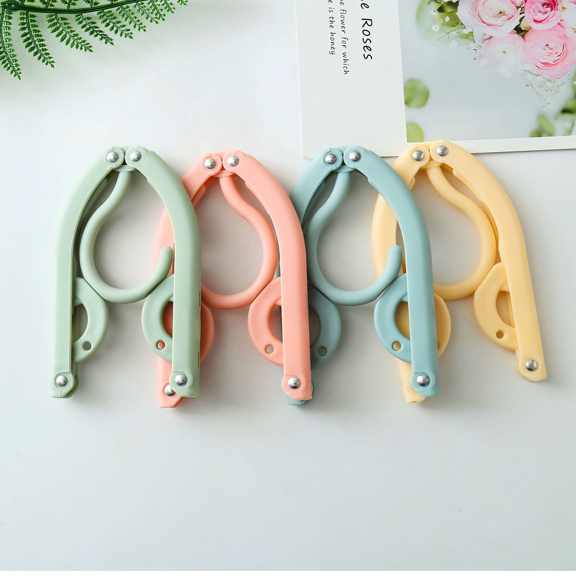 Percha Plegable Portátil de Plástico Multifuncional para Viajes y Dormitorio