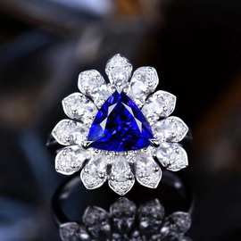 孤品收藏稀有三角形坦桑石戒指3.1克拉皇家蓝颜色坦桑石18K金戒指
