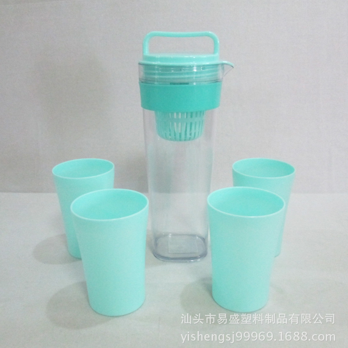 Suministro directo de fábrica sellado plástico con colador botella de agua fría del hogar una olla cuatro tazas botella de agua traje imprimible logo