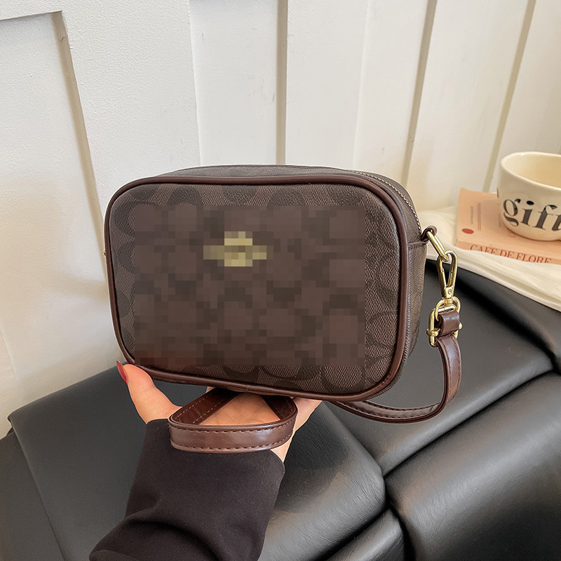 Women's bag with a high-end, light-luxury feel, exquisite small bag, trendy and versatile, classic pattern shoulder and crossbody bag, casual commuter bag