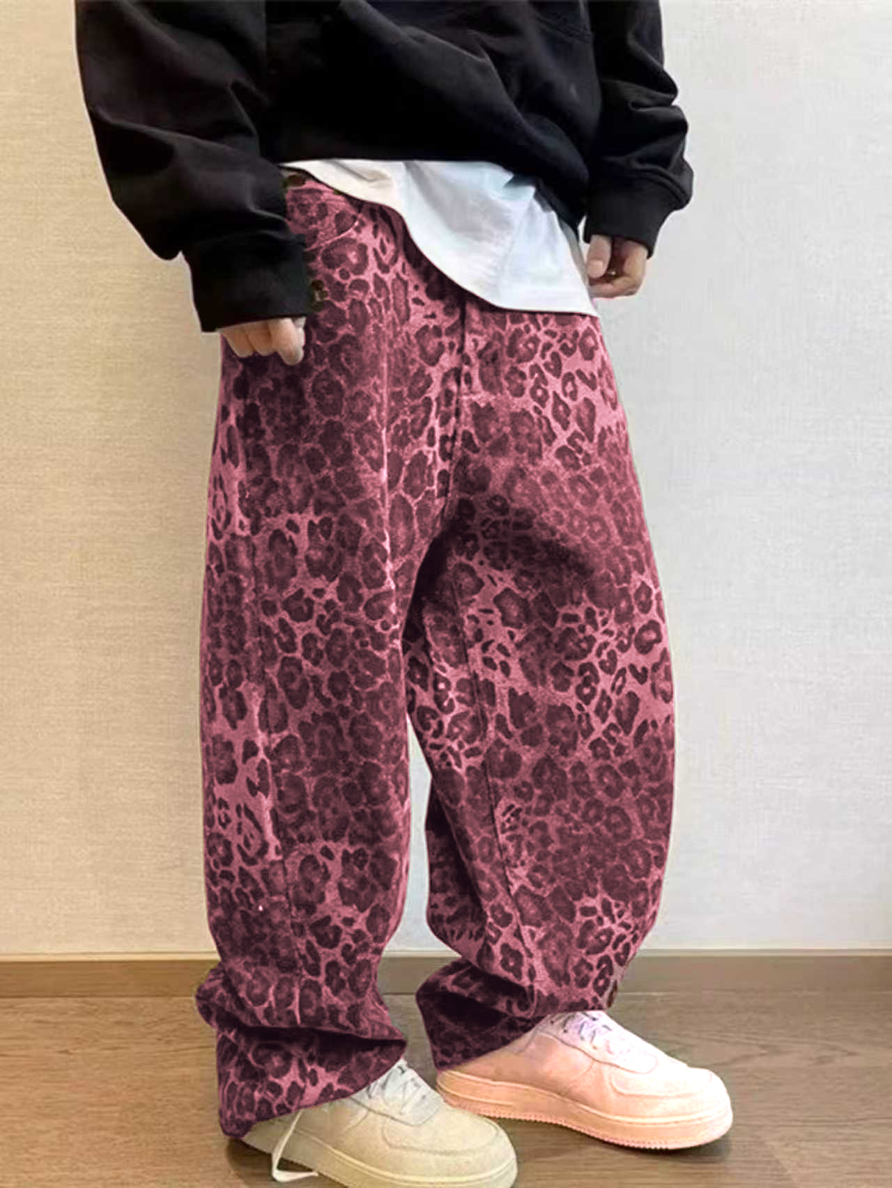 Herrenbekleidung: Lässige Jeans mit weitem Bein im amerikanischen Stil, modisches Leopardenmuster, trendige und bequeme Jeans._voghion.com