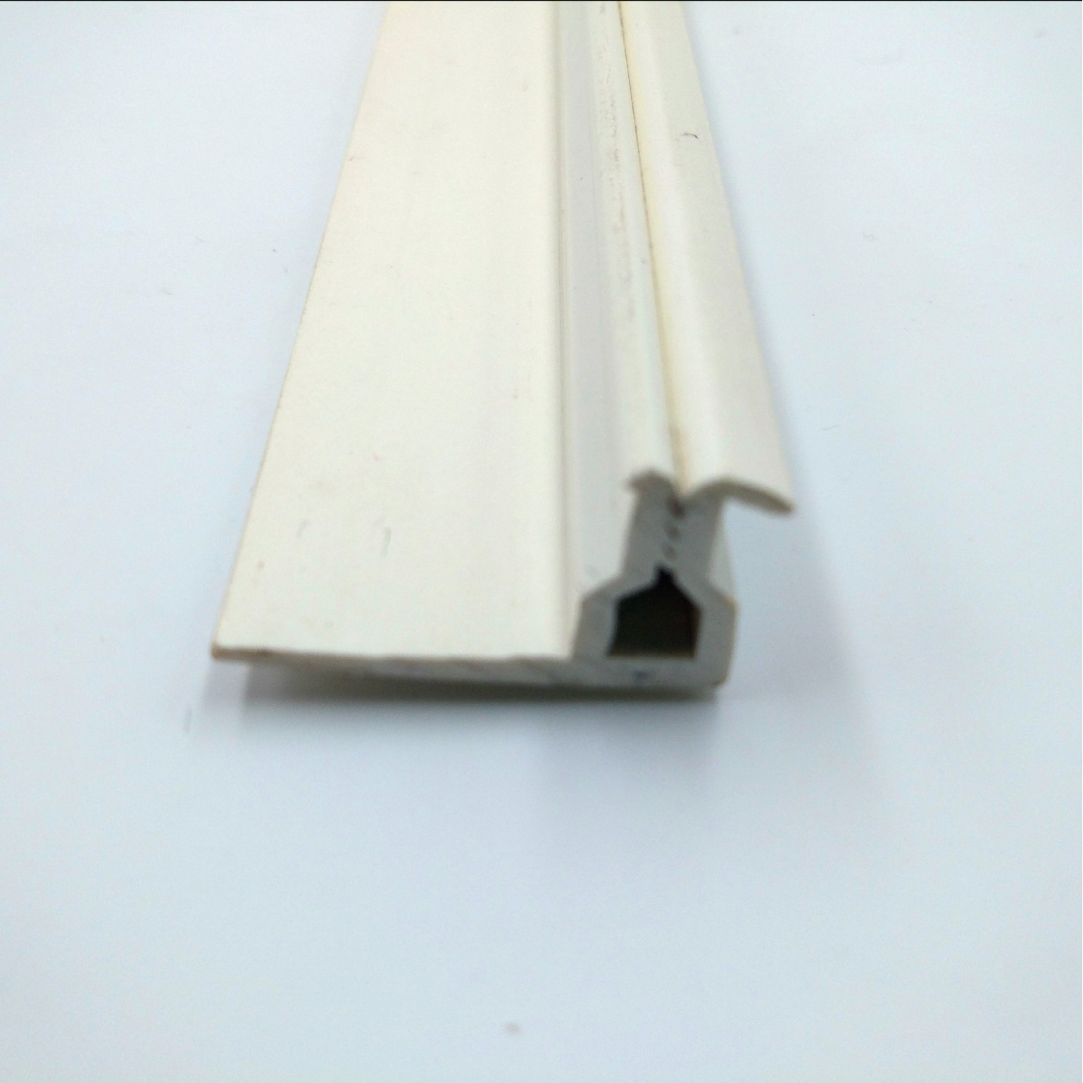 厂家销售 PVC软包夹条 墙面装修软布夹条 布匹夹条型材实用