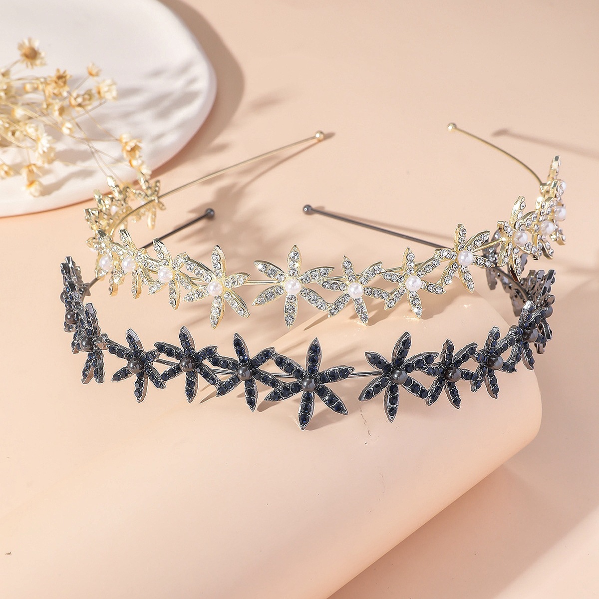 El sentimiento de alto nivel de diamante perla de verano temperamento de hadas tarjeta de cabello rojo 2024, el nuevo tipo de copo de nieve delgado