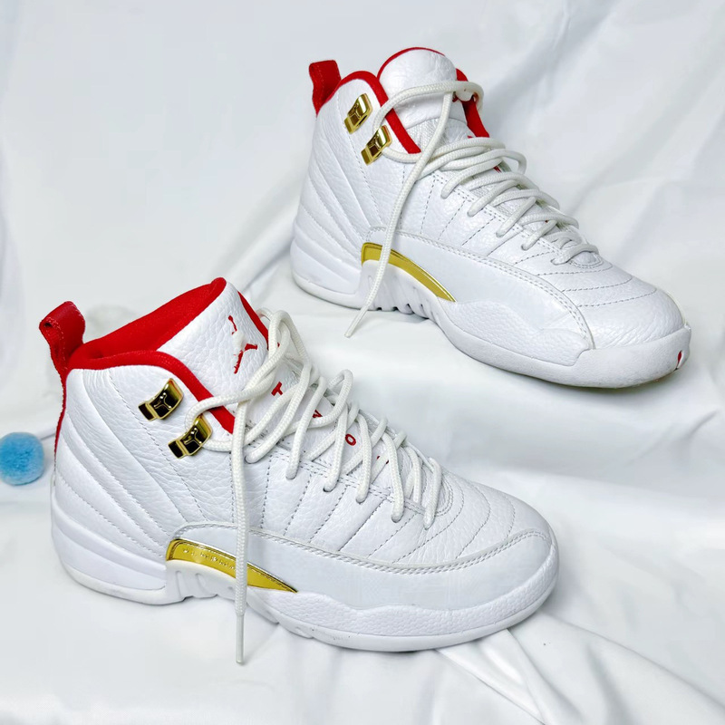 Putian Qiao 12 High-Top Retro Basketball Comfortable Wear-Resistant Versatile Sports Shoes for Men and Women Aj12 White Golden Heart Only for This Burning
