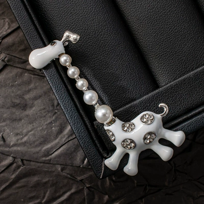 Cute Enamel Pearl Giraffe Brooch Yaxa sancaqları - silver-giraffe-brooch