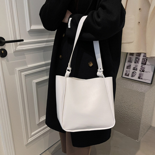 Large-capacity bag for women in autumn and winter new bucket bag  new trendy Korean version soft leather texture shoulder crossbody bag